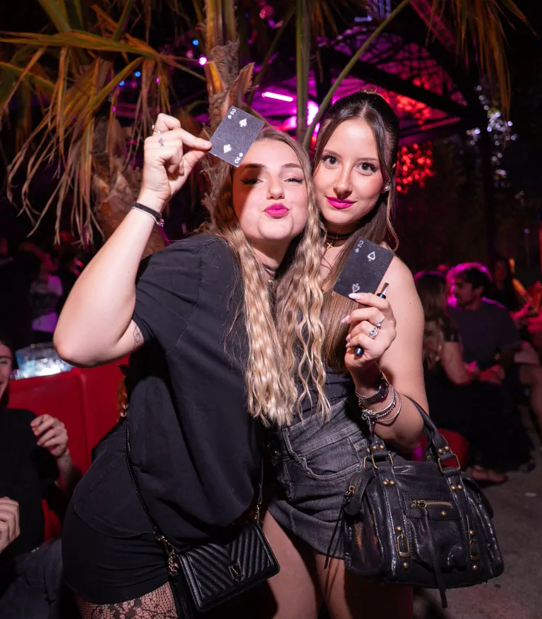 Due amiche con le carte da gioco del KISS PARTY.