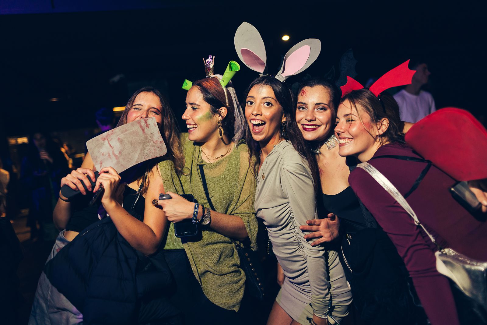 Un gruppo di amiche in costume alla festa di Halloween di FIW.