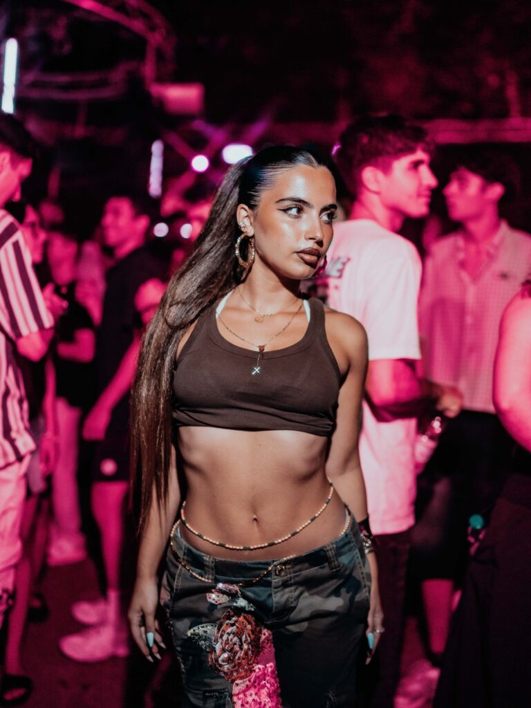 Ragazza in pista alla festa latina CHIICAS del giovedì a Firenze