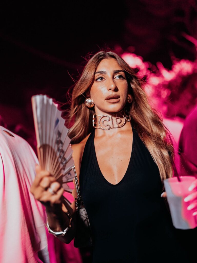 Ragazza con ventaglio e drink alla serata CHIICAS di Firenze
