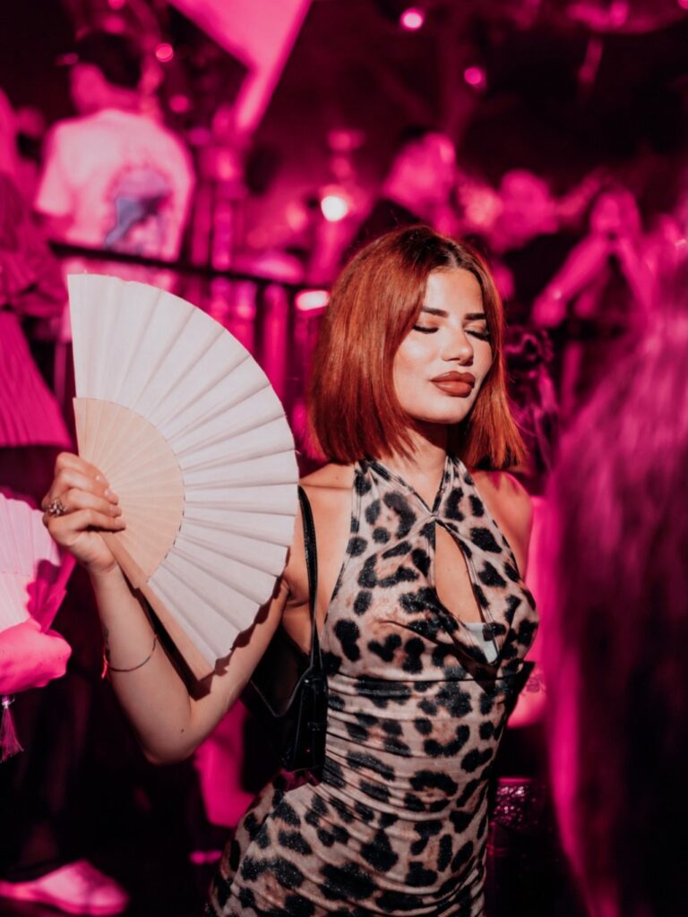 Ragazza con il ventaglio alla serata CHIICAS del giovedì a Firenze