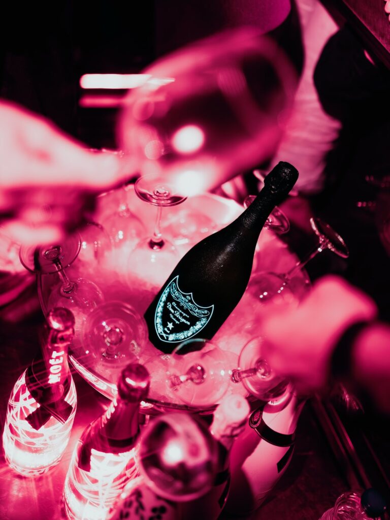 Bottiglie di champagne al tavolo durante la serata CHIICAS allo YAB di Firenze