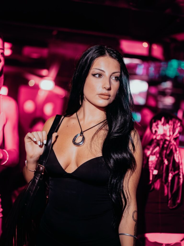 Ragazza in nero al CHIICAS, il giovedì sera allo YAB in Via dei Sassetti a Firenze