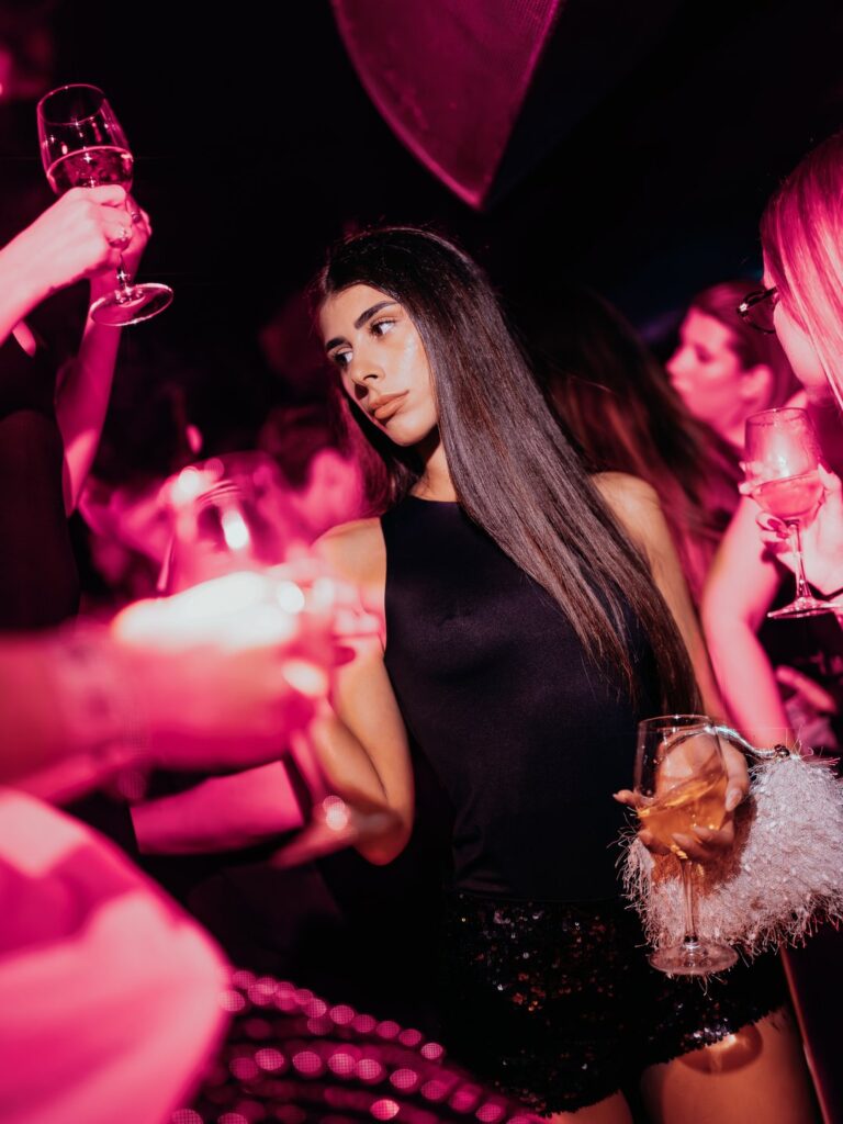 Ragazza con un calice di champagne alla serata CHIICAS del giovedì allo YAB di Firenze
