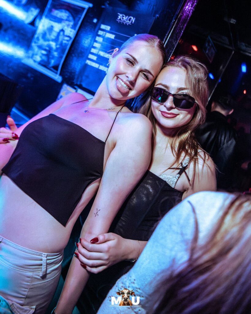 Amiche in pista alla serata universitaria del mercoledì al Babylon Club, discoteca nel centro di Firenze
