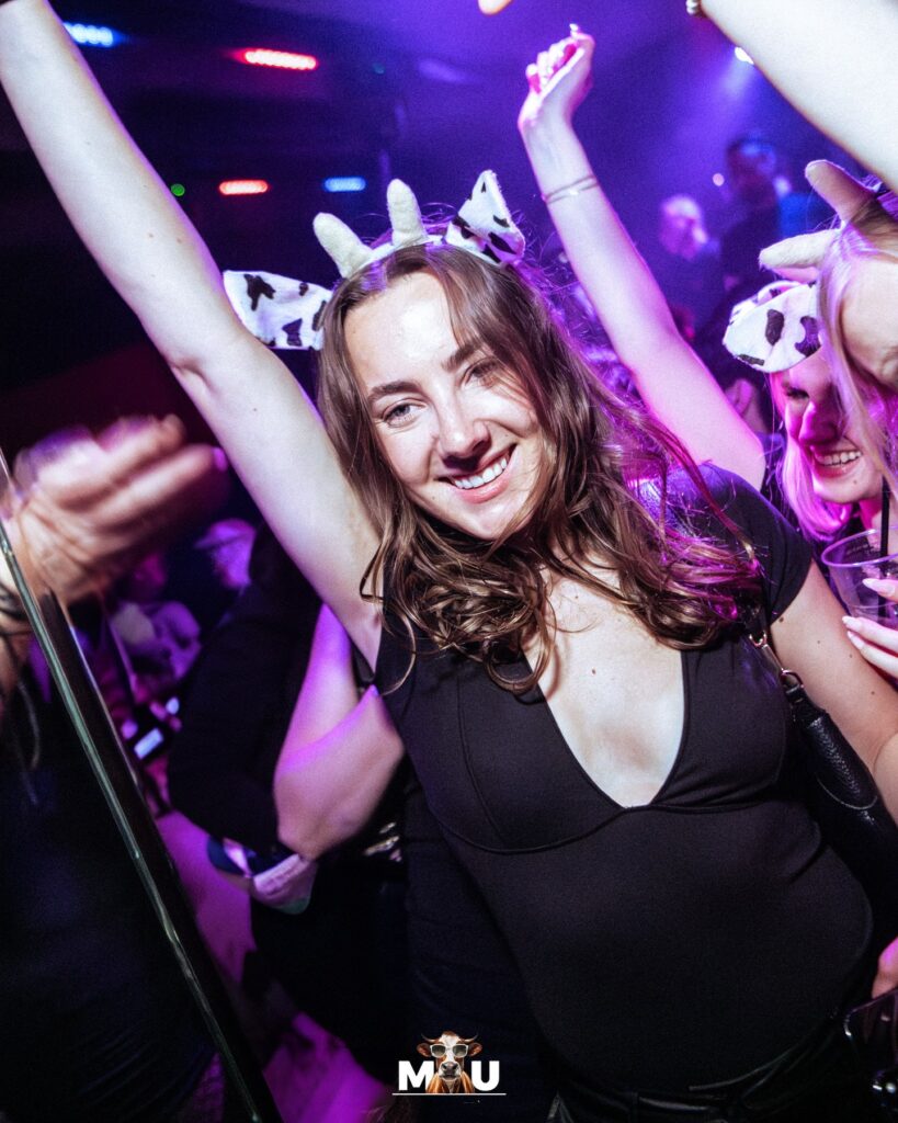 Ragazza con le orecchie da mucca balla al MU Mercoledì Universitario, Babylon Club Firenze