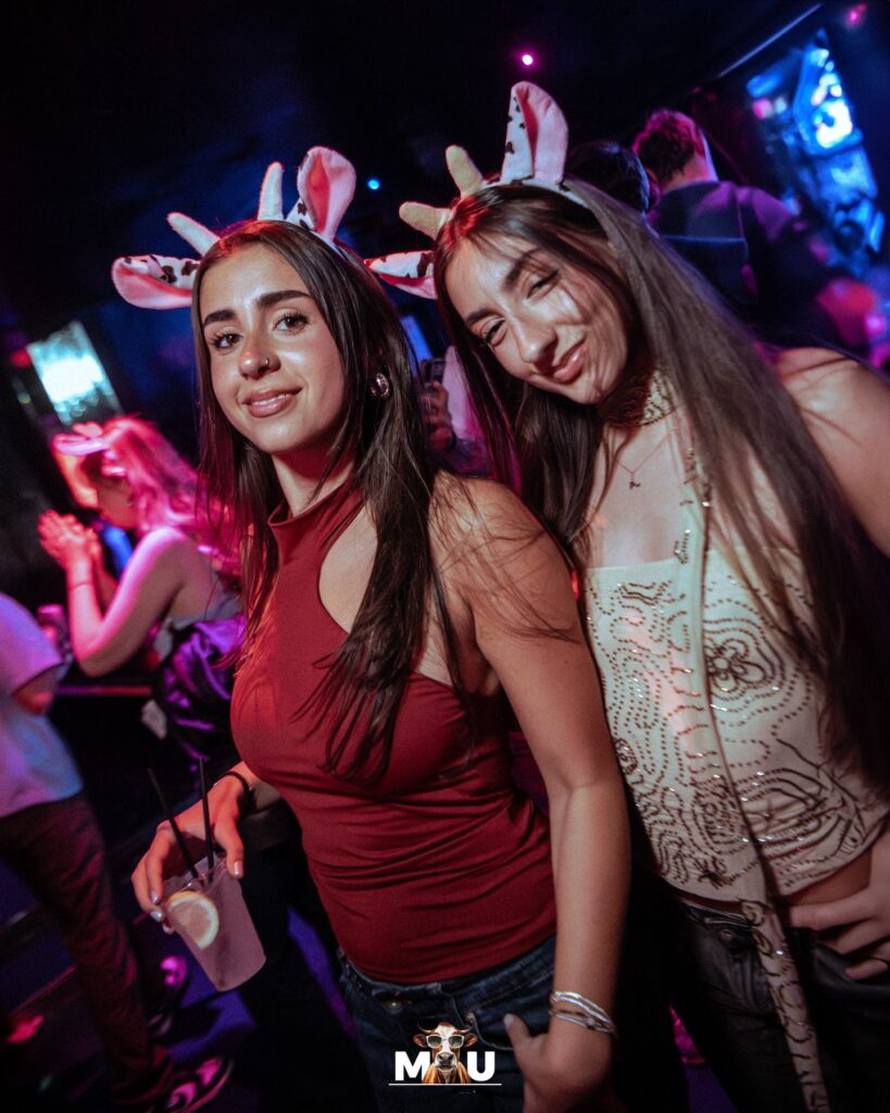 Due ragazze con le orecchie da mucca al MU Mercoledì Universitario, Babylon Club Firenze