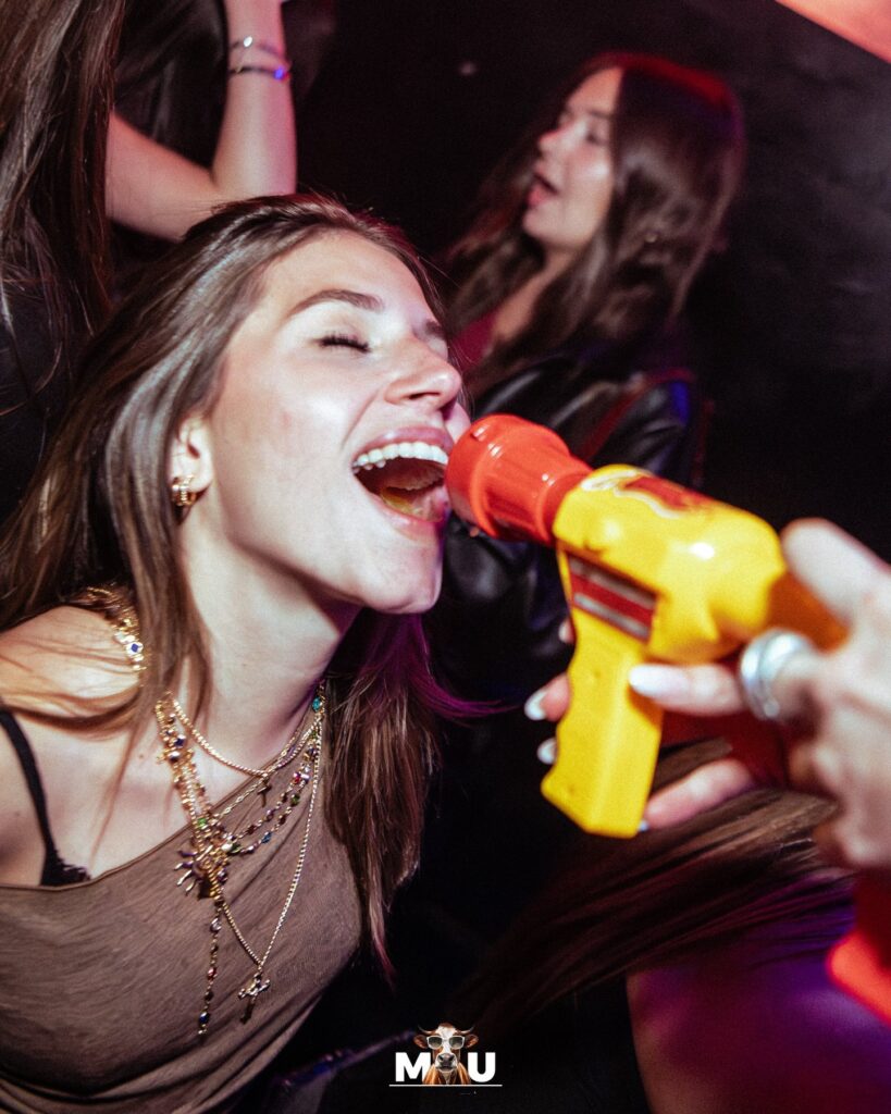 Ragazza riceve uno shot dal liquidator al MU, la serata universitaria del mercoledì a Firenze