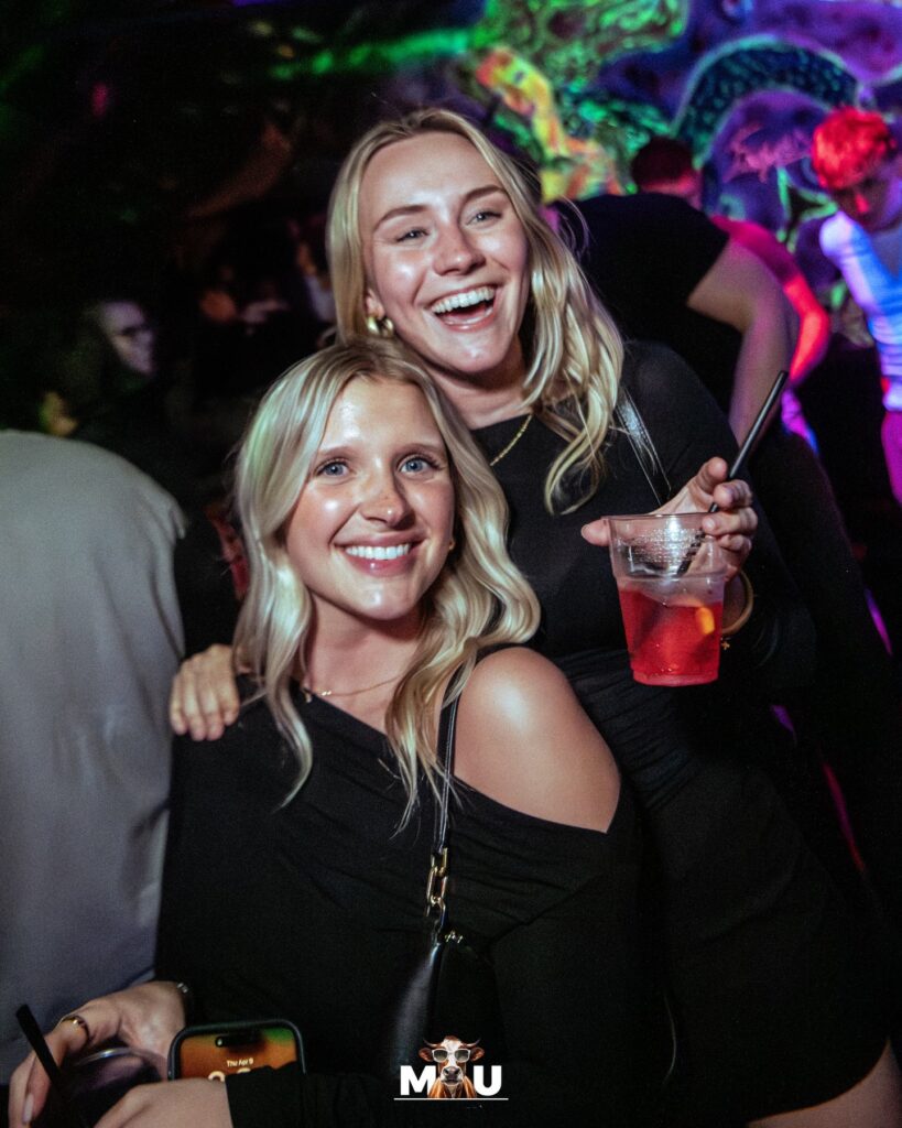 Ragazze sorridenti al MU Mercoledì Universitario, la festa degli studenti al Babylon Club di Firenze