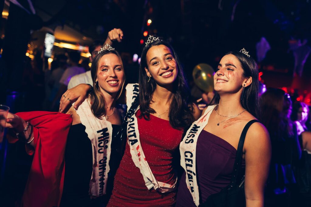 Tres chicas disfrazadas de reinas de belleza zombis con banda y tiara en Halloween en Florencia